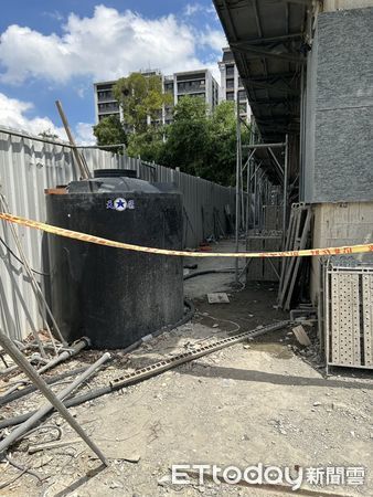 ▲新北鶯歌一處工地鋼筋從高處掉落，地下工人頭部遭貫穿送醫。（圖／記者陸運陞翻攝）