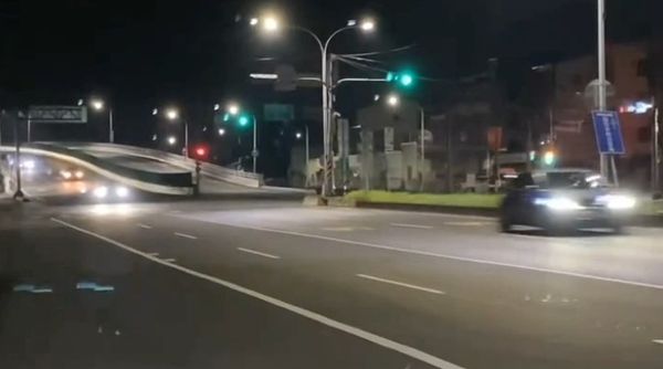 ▲台南官田區台1線隆田陸橋深夜傳出改裝車輛製造噪音擾民，麻豆警已著手稽查取締。（圖／翻攝自社會事新聞影音）