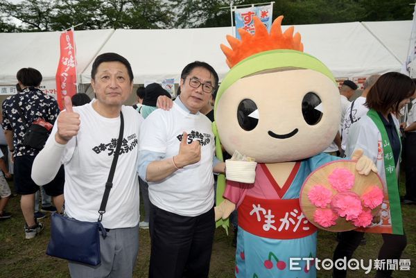 ▲台南市長黃偉哲首次造訪日本山形市，出席「日本第一芋煮節」並致詞。（記者林東良翻攝，下同）