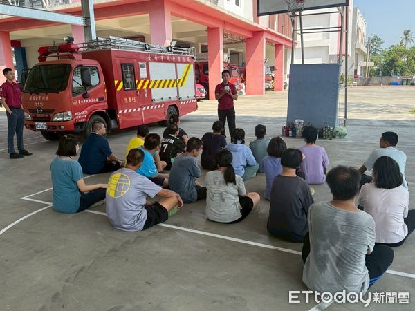 ▲伊甸基金會帶領學童至佳里消防分隊參訪，體驗防災知識與實作。（記者林東良翻攝，下同）