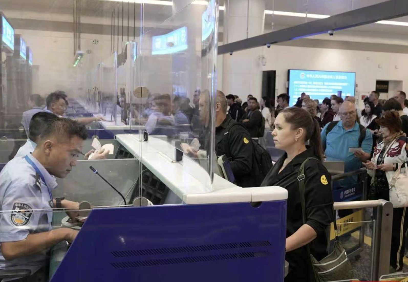 ▲俄羅斯126名旅客成為武漢機場首批享免簽證入境的遊客。（圖／翻攝極目新聞）