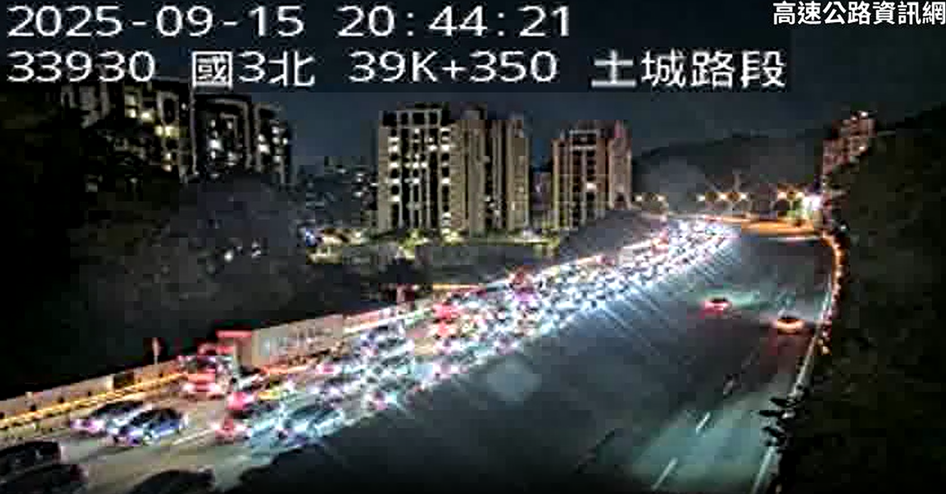 ▲國3土城路段遊覽車撞貨車，南下車流大塞車。（圖／翻攝自高速公路資訊網）