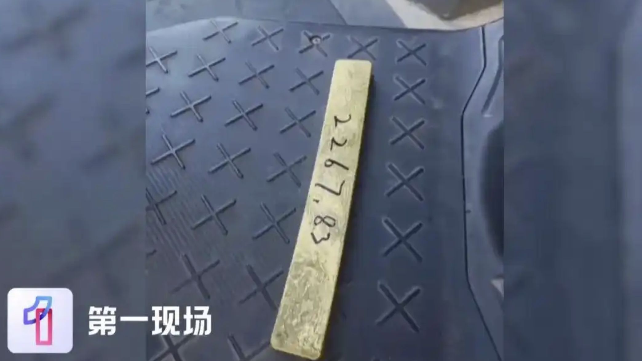 ▲深圳一名交警被民眾拍下手持約2公斤重的金條執勤，引起網友熱議。（圖／翻攝光明網）