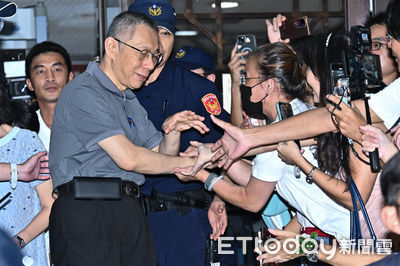 北院維持交保裁定　柯文哲笑著向小草握手、揮手致意