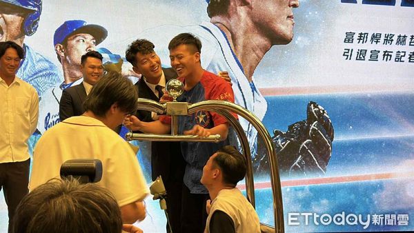 ▲▼林哲瑄引退宣布記者會 豪朋友搞笑現身。（圖／記者王真魚攝）