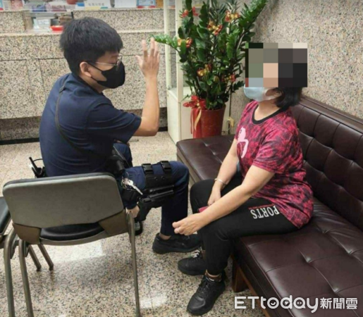 ▲潮州警方勸阻莊婦被騙。（圖／記者陳崑福翻攝）