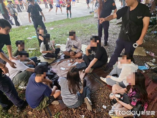 ▲▼泰國移工揪團打「籐球」卻聚眾賭博，海山警方逮捕14人查扣賭資28萬             。（圖／記者陳以昇翻攝）