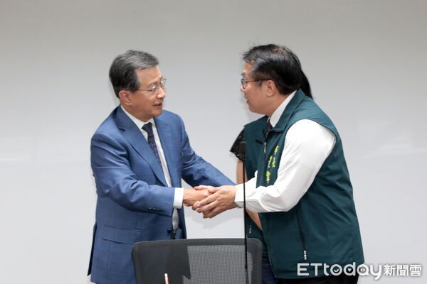 ▲世界台灣商會聯合總會捐贈660萬元協助台南災後重建，市長黃偉哲代表受贈並致謝。（記者林東良翻攝，下同）