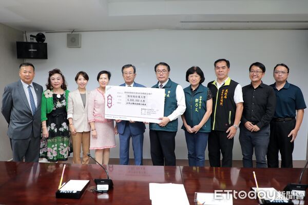 ▲世界台灣商會聯合總會捐贈660萬元協助台南災後重建，市長黃偉哲代表受贈並致謝。（記者林東良翻攝，下同）