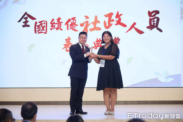 ▲台南市三位社政人員獲衛福部全國績優表揚，市長黃偉哲致贈花束祝賀。（記者林東良翻攝，下同）