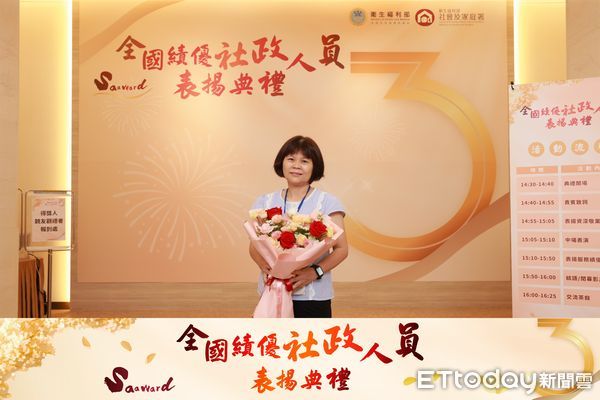 ▲台南市三位社政人員獲衛福部全國績優表揚，市長黃偉哲致贈花束祝賀。（記者林東良翻攝，下同）