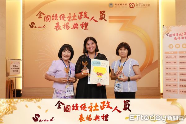 ▲台南市三位社政人員獲衛福部全國績優表揚，市長黃偉哲致贈花束祝賀。（記者林東良翻攝，下同）