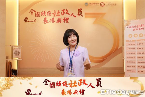 ▲台南市三位社政人員獲衛福部全國績優表揚，市長黃偉哲致贈花束祝賀。（記者林東良翻攝，下同）