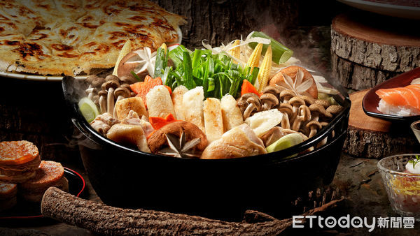 ▲秋田米棒雞湯鍋選用南部有機放山雞，搭配牛蒡、洋蔥等根莖類一同燉煮。（圖／欣葉提供）