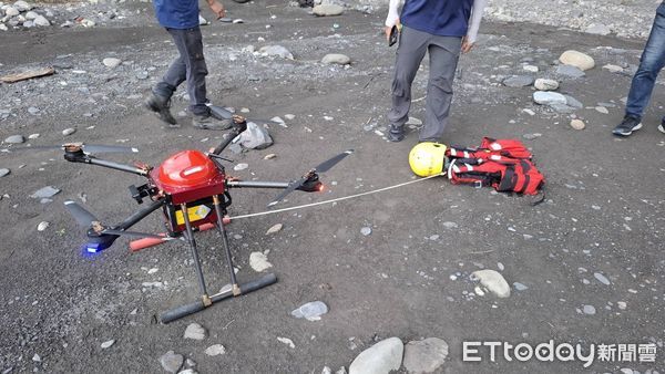 ▲▼為強化消防人員在複雜水域環境下的應變與救援能力，高雄市政府消防局特搜大隊於日前，在六龜區荖濃溪舉辦了「IRB（充氣式救生艇）操作與救援訓練」。（圖／記者吳世龍翻攝）