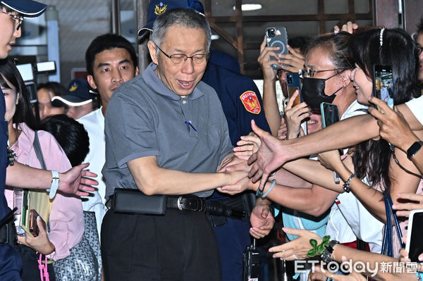 ▲▼北院今(15)日重開柯文哲羈押庭，合議庭維持原交保裁定，柯文哲晚間離開地院。（圖／記者李毓康攝）