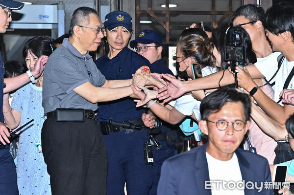 ▲▼北院今(15)日重開柯文哲羈押庭，合議庭維持原交保裁定，柯文哲晚間在黃國昌伴隨下離開地院。（圖／記者李毓康攝）