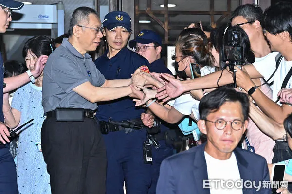 ▲▼北院今(15)日重開柯文哲羈押庭，合議庭維持原交保裁定，柯文哲晚間在黃國昌伴隨下離開地院。（圖／記者李毓康攝）