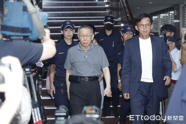 ▼黃國昌陪同柯文哲步出北院。（圖／記者湯興漢攝）