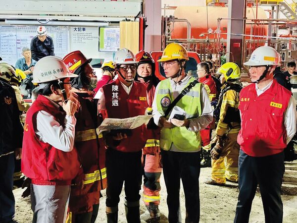 高雄市長陳其邁視查興達電廠新燃2號機災後復原情況。（高雄市府提供）