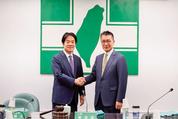 賴清德（左）請徐國勇（右）親自督軍執政團隊的輿情晨會。（民進黨提供）