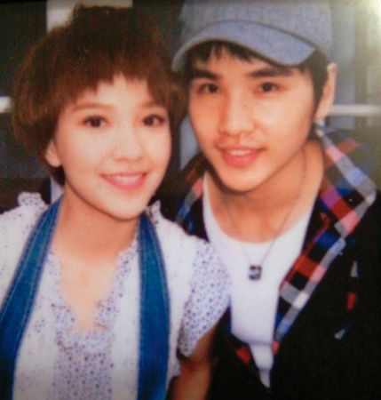 牛奶（右）曾是郭采潔（左）的經紀人，之後郭采潔往中國大陸發展，牛奶則留守台灣。（翻攝自牛奶臉書）