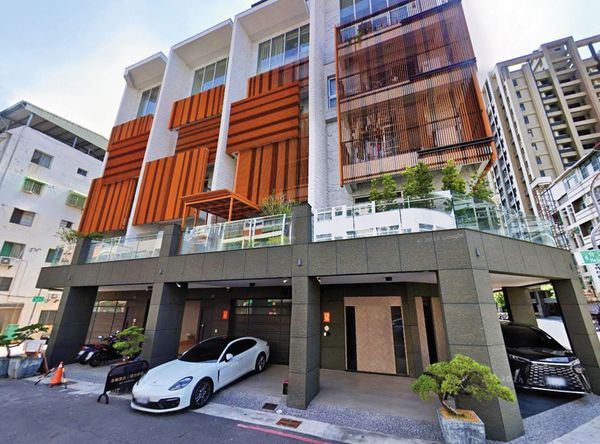 蔡政宜洗錢不法獲利超過2億元，透天別墅門口停放的保時捷名車及屋內精品，都已遭檢警查扣。（翻攝Google Maps）