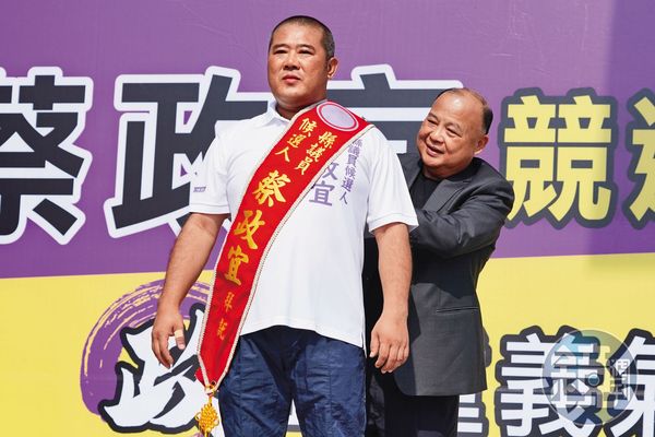 蔡政宜（左）3年前轉戰政壇，以第一高票贏得嘉義縣議員寶座，引起各界議論。