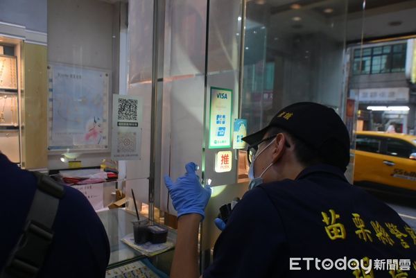 ▲苗栗縣竹南鎮1家銀樓昨遭搶，警方漏夜追查逮4嫌，赫然發現有2名少年、4嫌平均不到18歲。（圖／記者楊永盛翻攝）