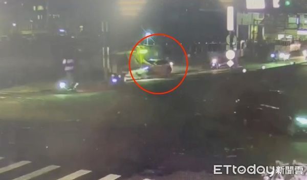 ▲▼三峽區劉男打瞌睡自撞路旁公車停靠站，監視器拍下撞擊瞬間           。（圖／記者陳以昇翻攝）