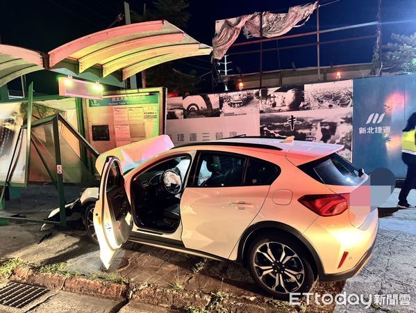 ▲▼三峽區劉男打瞌睡自撞路旁公車停靠站，監視器拍下撞擊瞬間           。（圖／記者陳以昇翻攝）