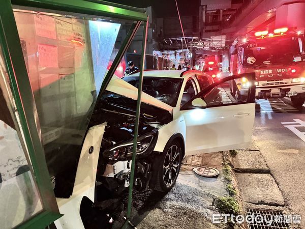 ▲▼三峽區劉男打瞌睡自撞路旁公車停靠站，監視器拍下撞擊瞬間           。（圖／記者陳以昇翻攝）