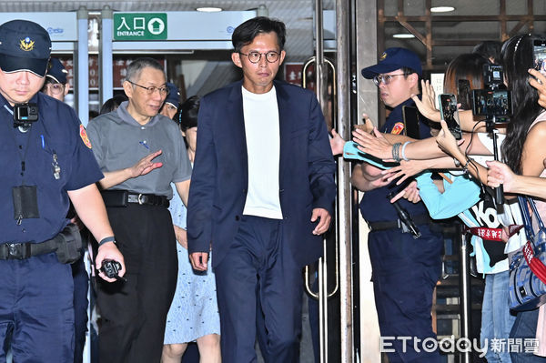 ▲▼北院今15日重開柯文哲羈押庭，合議庭維持原交保裁定，柯文哲晚間在黃國昌伴隨下離開地院。（圖／記者李毓康攝）