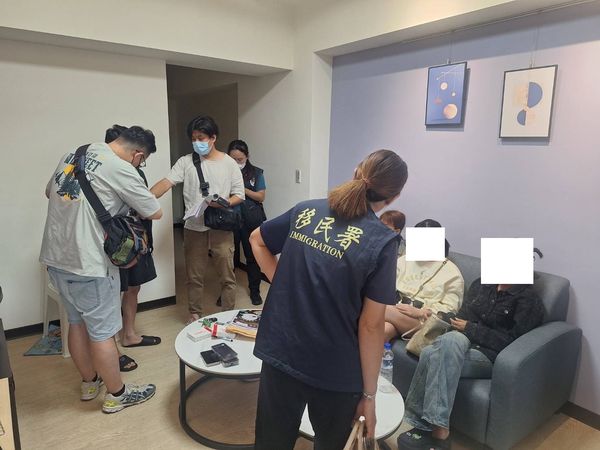 ▲無照越籍人士在台中從事醫美全程直播。（圖／彰化專勤隊提供）