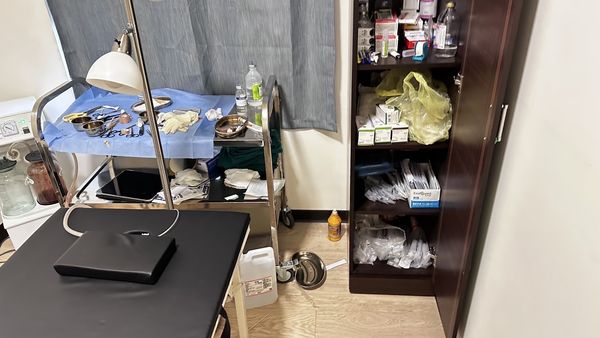 ▲無照越籍人士在台中從事醫美全程直播。（圖／彰化專勤隊提供）