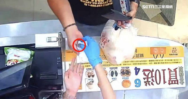 新竹城隍廟附近知名包子店找給顧客1元的監視器畫面。（圖／三立新聞網提供）