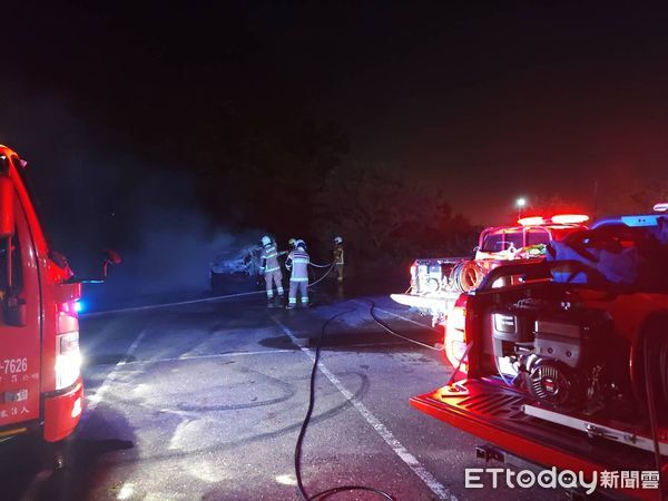 ▲台南安平漁光島停車場清晨發生汽車火警，小客車全面燃燒，駕駛受傷送醫。（記者林東良翻攝，下同）