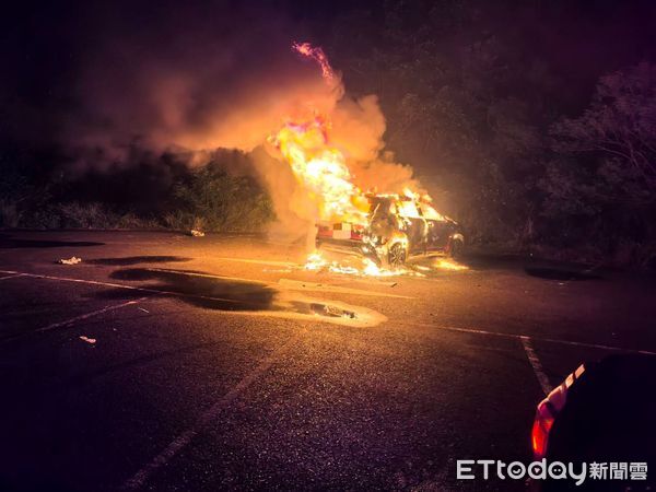 ▲台南安平漁光島停車場清晨發生汽車火警，小客車全面燃燒，駕駛受傷送醫。（記者林東良翻攝，下同）