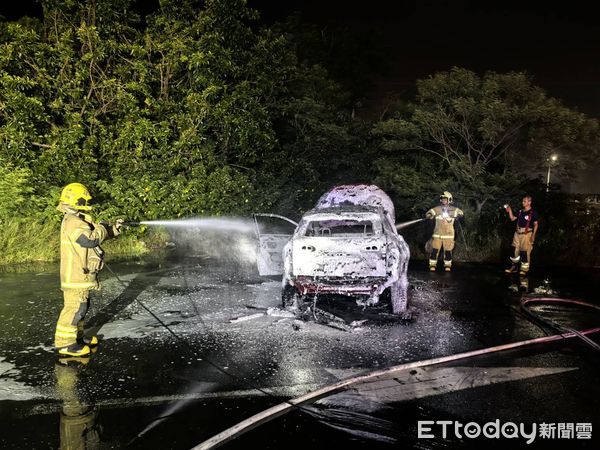 ▲台南安平漁光島停車場清晨發生汽車火警，小客車全面燃燒，駕駛受傷送醫。（記者林東良翻攝，下同）