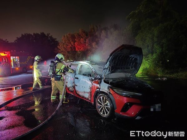 ▲台南安平漁光島停車場清晨發生汽車火警，小客車全面燃燒，駕駛受傷送醫。（記者林東良翻攝，下同）