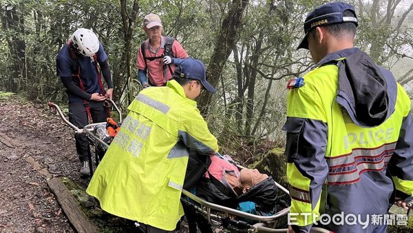 ▲▼   7旬老翁登特富野古道身體癱軟，警消合力推獨輪單架急送醫   。（圖／竹崎分局提供）