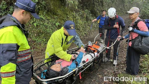 ▲▼   7旬老翁登特富野古道身體癱軟，警消合力推獨輪單架急送醫   。（圖／竹崎分局提供）