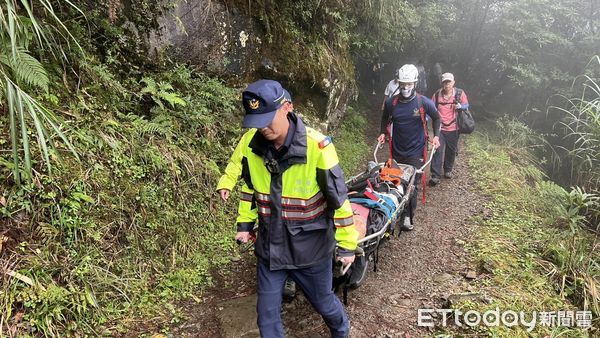 ▲▼   7旬老翁登特富野古道身體癱軟，警消合力推獨輪單架急送醫   。（圖／竹崎分局提供）