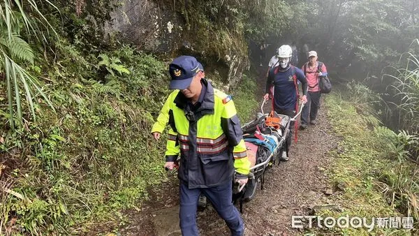 ▲▼   7旬老翁登特富野古道身體癱軟，警消合力推獨輪單架急送醫   。（圖／竹崎分局提供）