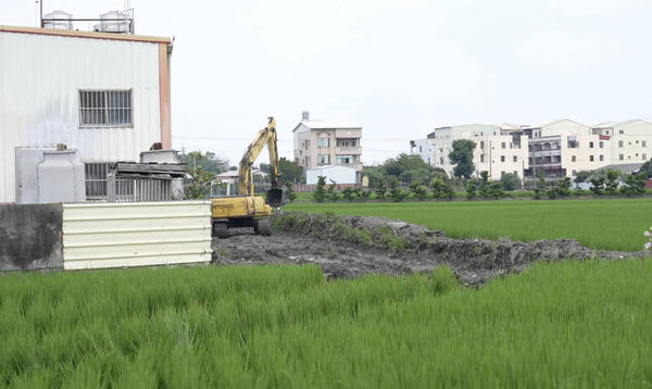 ▲田中鎮農水路怪手進場開挖。（圖／立委陳素月辦公室提供）