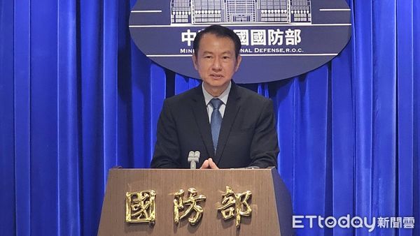 ▲國防部全動署物力動員處處長沈威志16日在國防部記者會上說明新版「全民國防手冊」。（圖／記者呂佳賢攝）