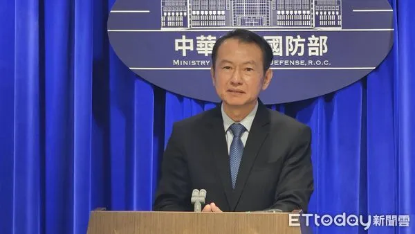 ▲沈威志16日在國防部記者會上說明新版「全民國防手冊」。（圖／記者呂佳賢攝）