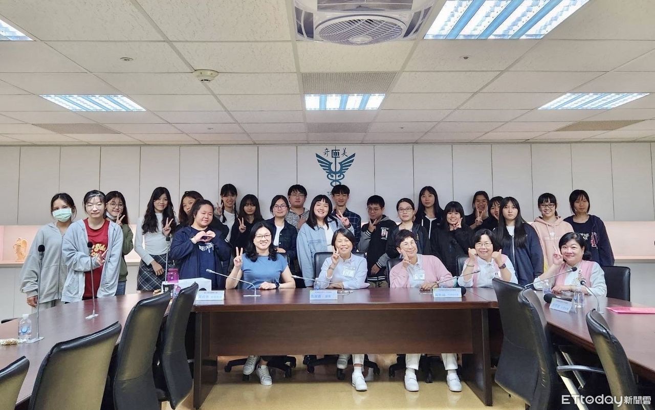 台灣高齡社會引護理人力荒　暨大新設學士後和在職學程培養醫療新血