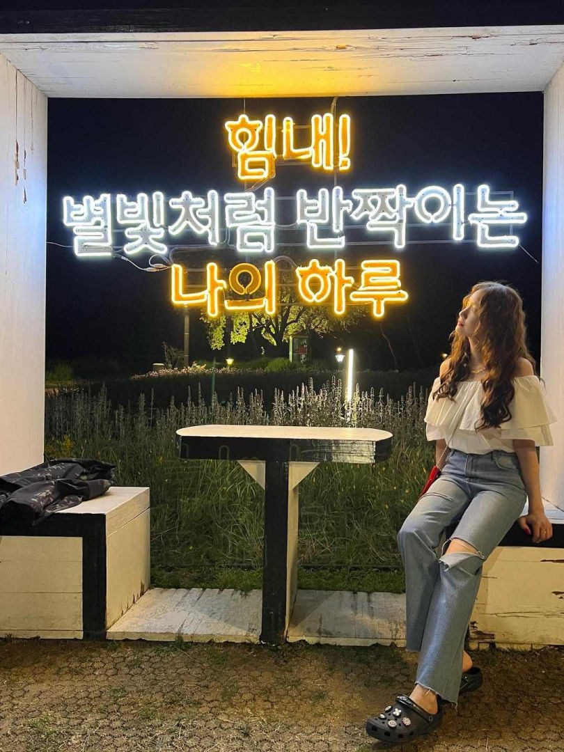 《暴君的廚師》爆紅、潤娥私服&配件也成話題！小香風套裝、Wulu耳環，還把Crocs穿得好時髦