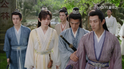 陸劇《赴山海》被眼尖觀眾抓包 男神「手握劇本腳穿洞洞鞋」穿幫